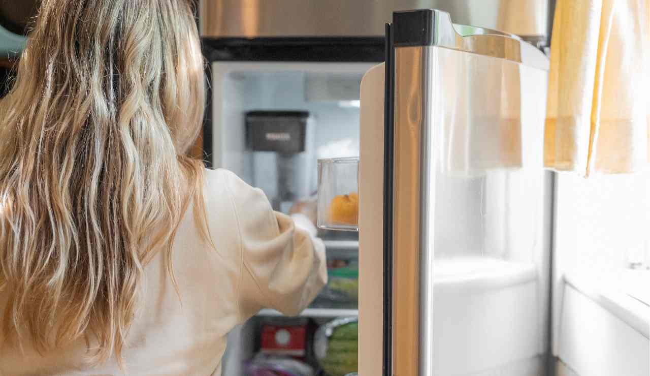 Prevenire l'accumulo di acqua sul fondo del frigorifero