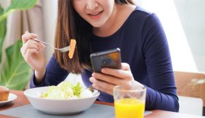 Utilizzare il cellulare durante i pasti
