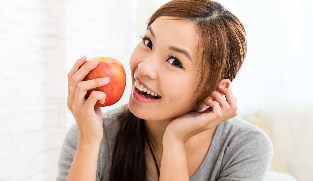 donna mangia mela