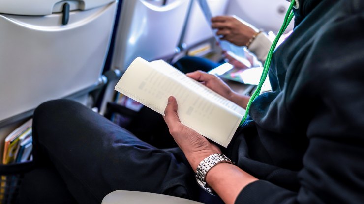persona che legge in aereo