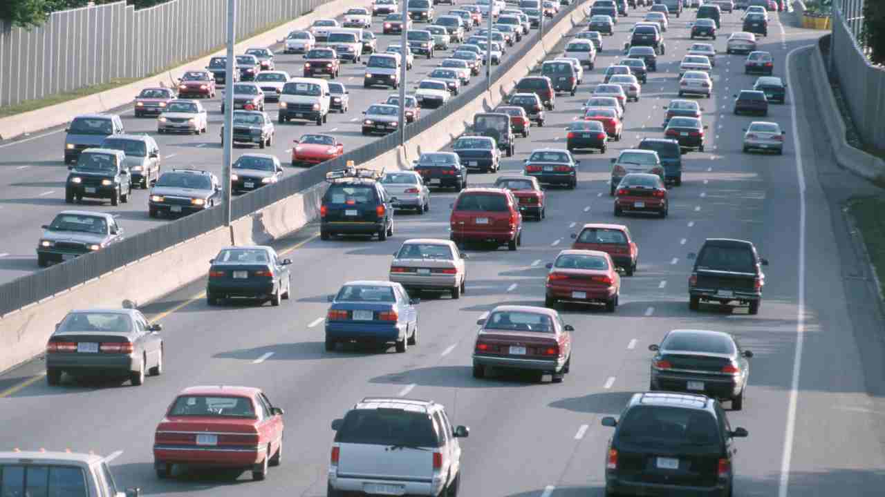 automobili in autostrada