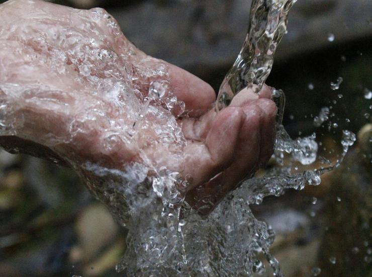 Acqua per raffreddare le macchine (pexels.com) - zapster.it