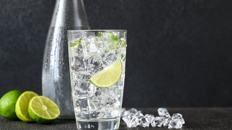 acqua frizzante con fette di lime 