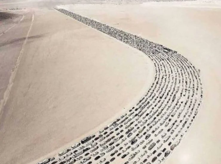 Burning man: coda chilometrica nel deserto- Facebook- zapster.it 