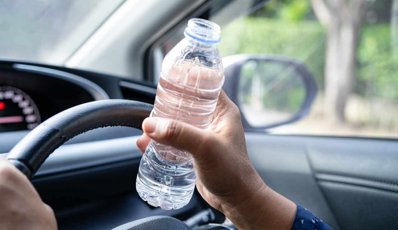 bottiglia d'acqua in auto