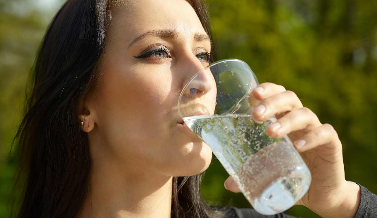 consumo di acqua frizzante 